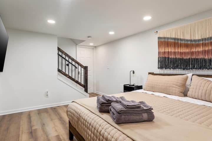 Televizor inteligjent me krevat dopio "king" dhe 65"në bodrum