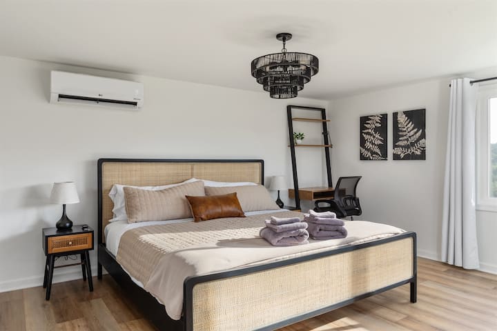 Dhomë gjumi kryesore me krevat të madhësisë West Elm Ida King dhe dyshek Helix (dhoma e gjumit #1)