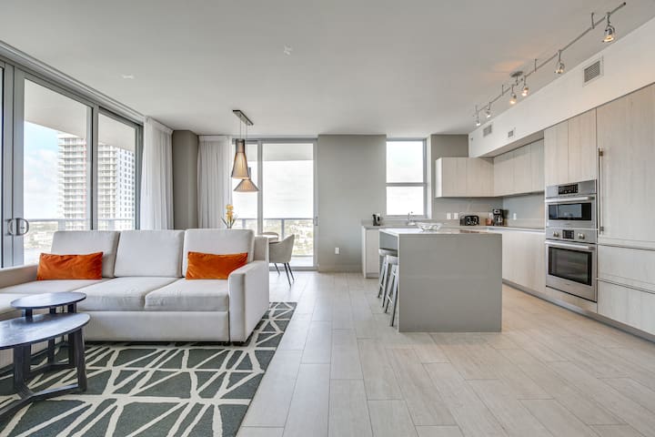 Walk to Hollywood Beach: Upscale 16th-Floor Condo gallery image 2