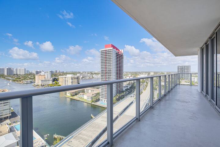 Walk to Hollywood Beach: Upscale 16th-Floor Condo gallery image 3