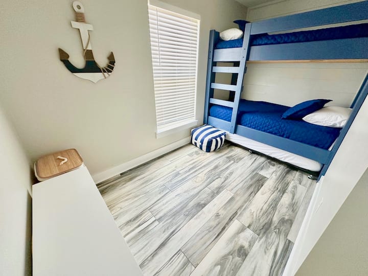 Chambre plus petite 4 à l'étage pour les enfants note lits jumeaux plus un lit gigogne