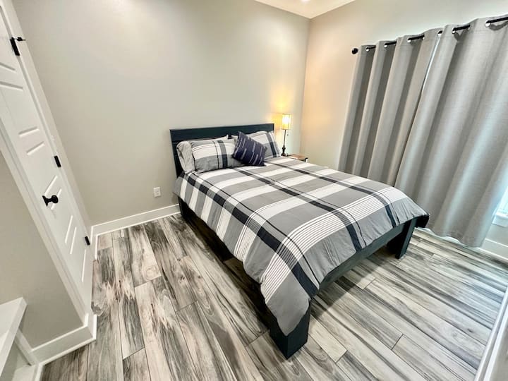 La chambre 3 hors de la salle familiale dispose d'un lit Queen Size