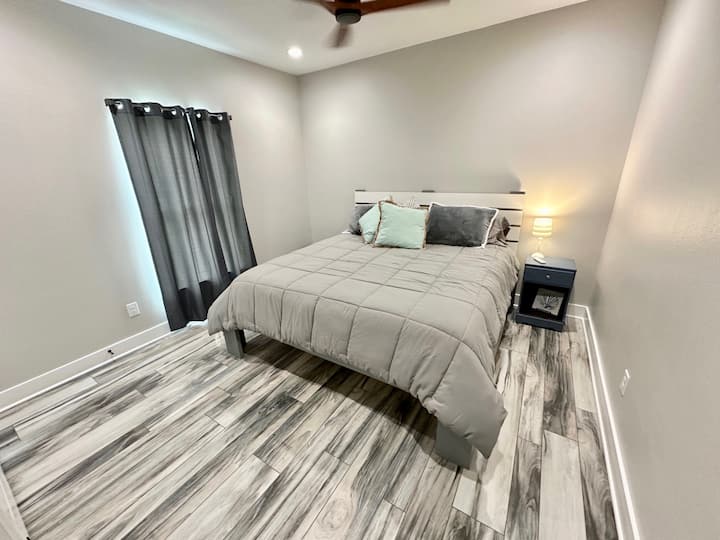 La chambre 2 hors de la salle familiale dispose d'un lit King Size