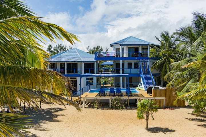 Spacious 6-Bed Villa, Private Pool, on the Beach!