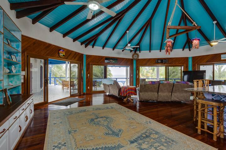 Spacious 6-Bed Villa, Private Pool, on the Beach! gallery image 4