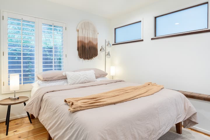 Spálňa 2 má manželskú posteľ.