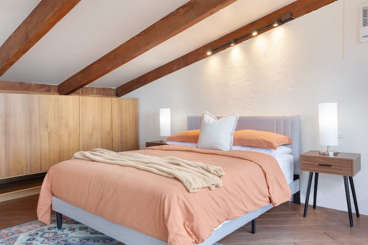 Spálňa 1 má manželskú posteľ a vlastnú kúpeľňu.