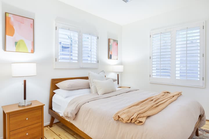 Spálňa 3 má manželskú posteľ.