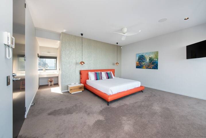 Somers Sanctuary | Luxe Clifftop w/ Pool & Sauna gallery image 4