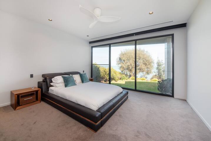 Somers Sanctuary | Luxe Clifftop w/ Pool & Sauna gallery image 2