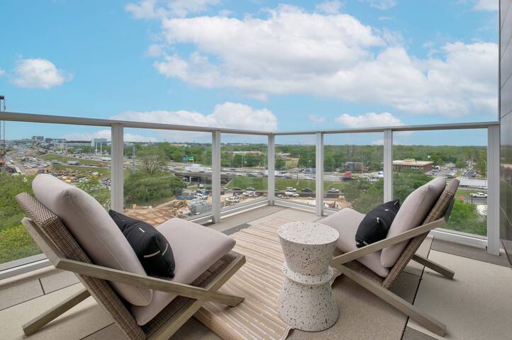 Luxe + Swanky 10BR Rainey Retreat | Rooftop Pool gallery image 3