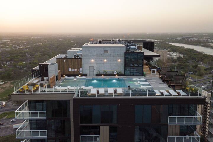 Luxe + Swanky 10BR Rainey Retreat | Rooftop Pool gallery image 5