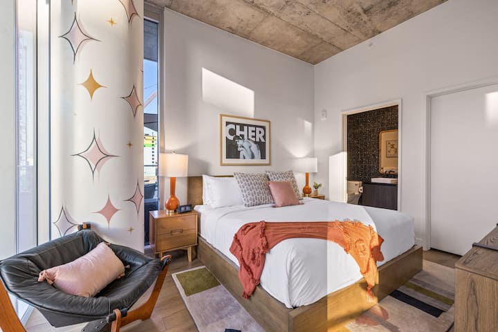 Luxe + Swanky 10br Rainey Retreat | Rooftop Pool - Austin, TX