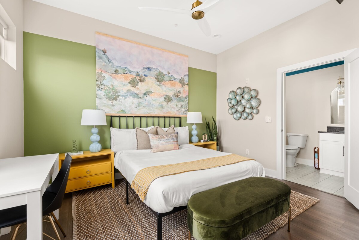 ผ่อนคลายในหนึ่งในสองห้องนอนควีนไซส์ที่สวยงามแต่ละห้องมีห้องน้ำในตัวให้สถานที่พักผ่อนที่หรูหราสำหรับผู้เข้าพักสูงสุด 4 คน