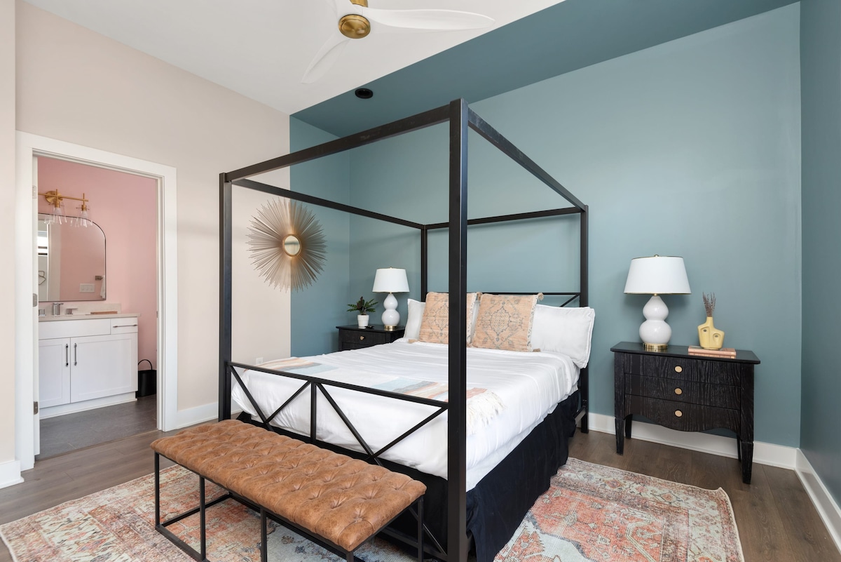 สัมผัสการผสมผสานที่ลงตัวของความสะดวกสบายสมัยใหม่และสุนทรียศาสตร์ช่วงกลางศตวรรษทั่ว The Amelia ซึ่งทุกรายละเอียดได้รับการออกแบบมาเพื่อปรับปรุงการพักผ่อนในแนชวิลล์ของคุณ