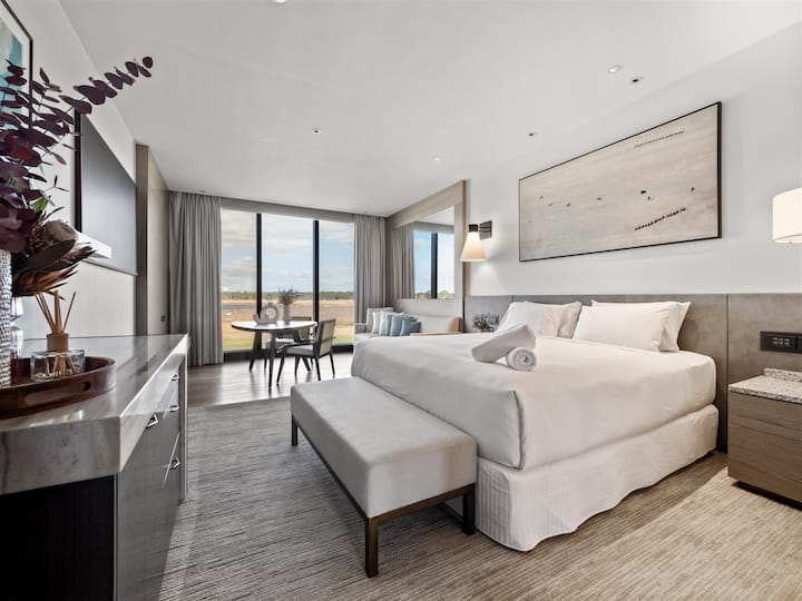 ห้องนอนมีเลานจ์สำหรับ 2 คนพร้อมพื้นที่รับประทานอาหารที่สองที่เพิ่มเป็นสองเท่าเป็นพื้นที่ทำงานเพื่อให้คุณสามารถตั้งค่าแล็ปท็อปของคุณได้