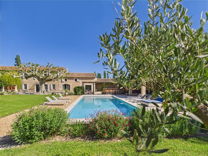 Maison Eygalières, 11 Pièces, 19 Pers. - Eygalières