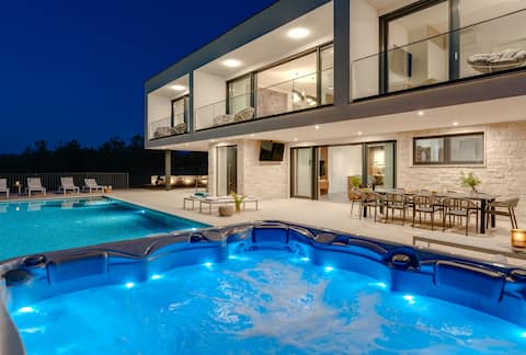 Villa Hillside Gem heated pool,HotTub,Billiard