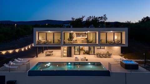 New Villa Hillside Gem heated pool,HotTub,Billiard