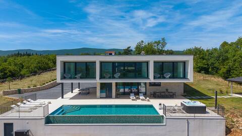 New Villa Hillside Gem heated pool,HotTub,Billiard