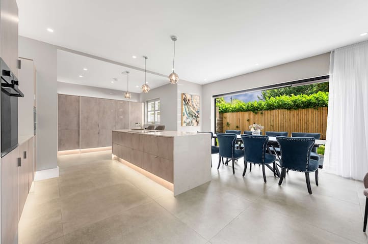 Luxury 5 Star Didsbury Home by City SuperHost