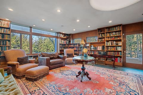 Large Dartmouth College Home near Occum Pond