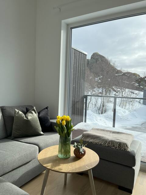 Kabelvåg - Modern and spacious home by the sea