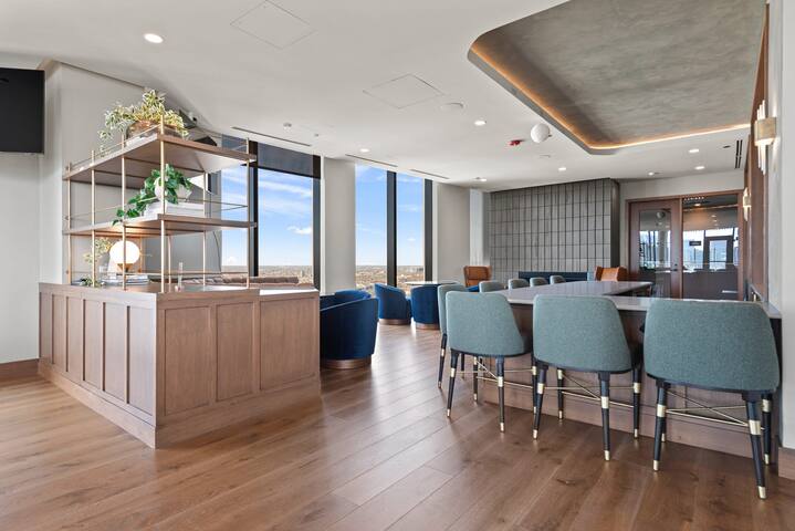 Lincoln Park Getaway: Skyline Views & Luxury gallery image 5