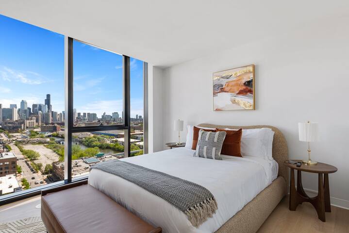 Lincoln Park Getaway: Skyline Views & Luxury gallery image 3