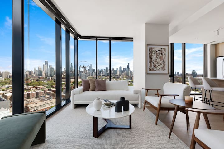 Lincoln Park Getaway: Skyline Views & Luxury