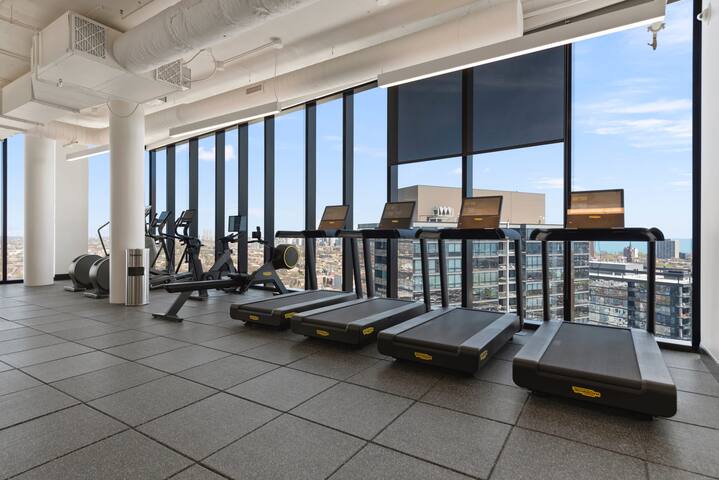 Lincoln Park Getaway: Skyline Views & Luxury gallery image 4