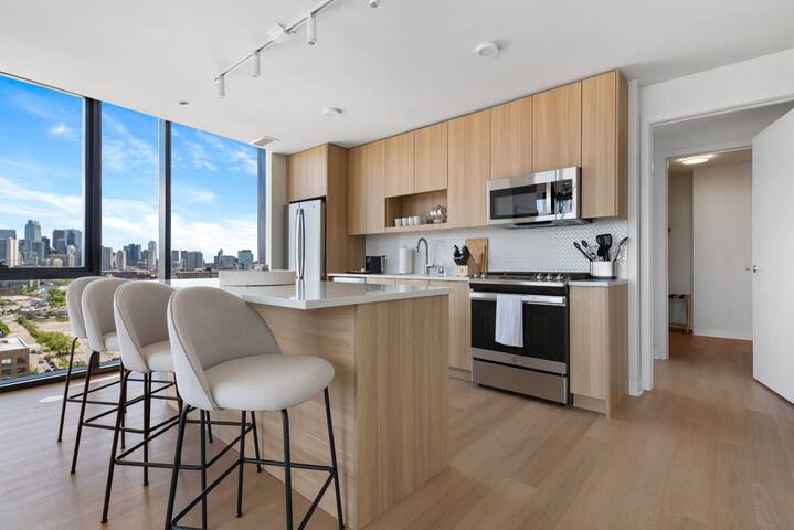 Lincoln Park Getaway: Skyline Views & Luxury gallery image 2