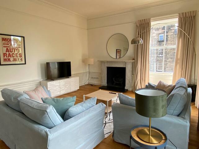 Gorgeous Four Bedroom Four Bathroom Duplex gallery image 2