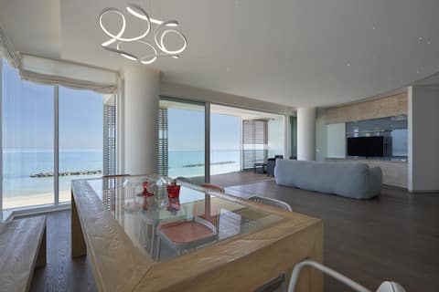 [Luxury Seafront Apartment] Beach +Private Parking