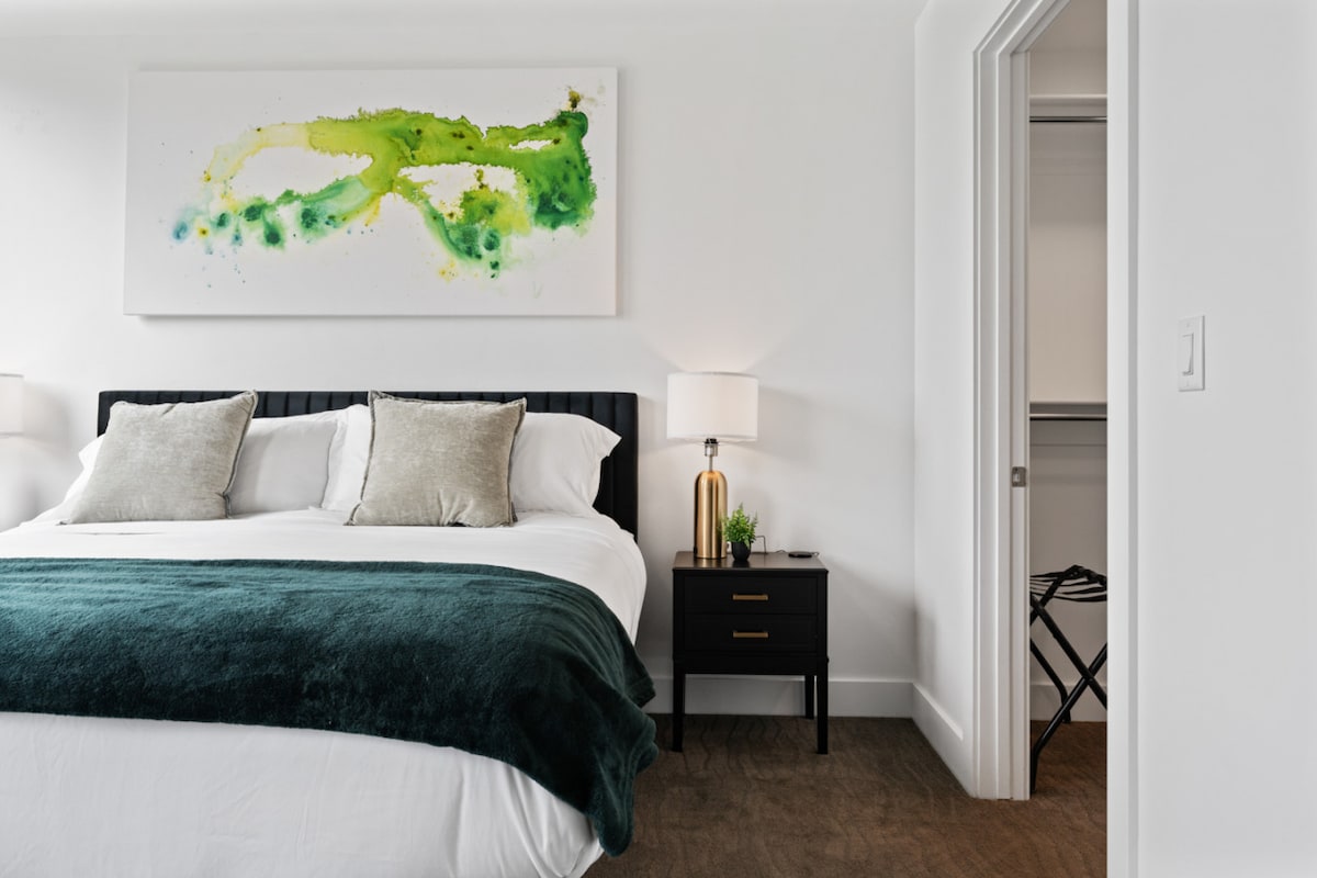 Втора брачна спална соба со целосно опремена бања и гардеробер.