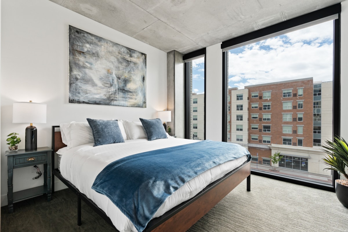 Брачен кревет (широк 150-179 см) со поглед кон  подот. Оригинални уметнички дела. 65-инчен телевизор и целосно опремена бања.