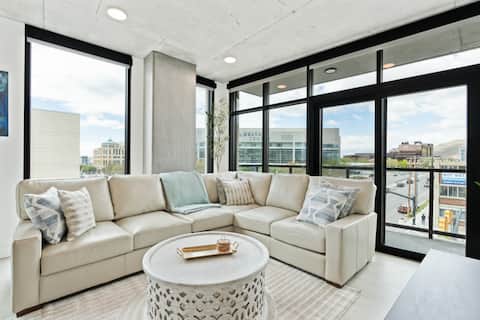 Top performing Airbnb: 2bd/2ba Best style and location/Pool+spa/gym/pkg! in Downtown