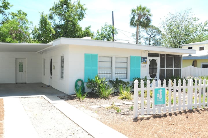 Fun In The Sun:  Pets Screened Porch, Yard - Tybee Island, GA