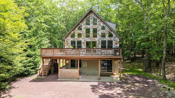 Coyote Cabin By Avantstay | Hot Tub + Walk To Lake - Lake Harmony, PA