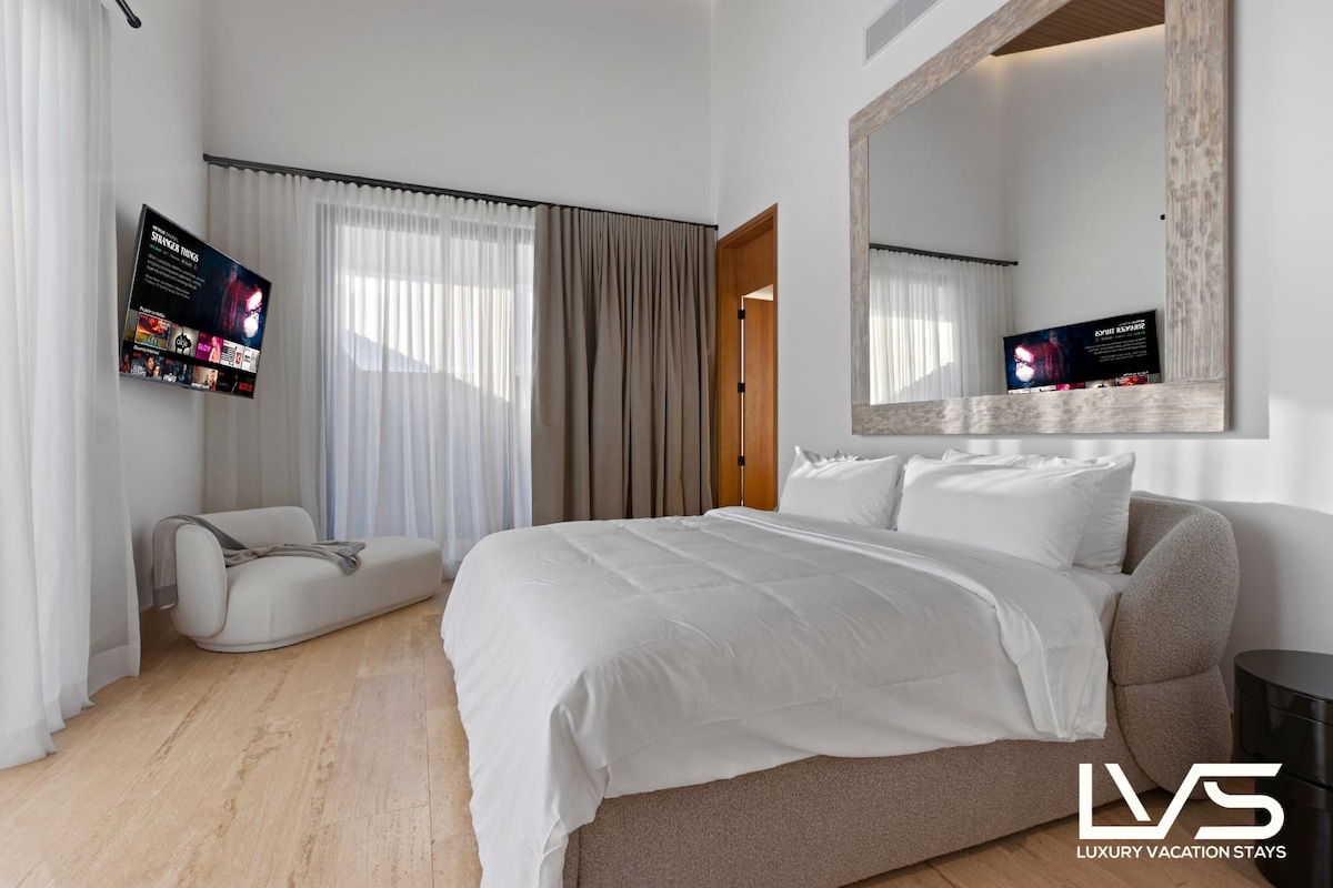 მე-2 მთავარი აპარტამენტი - დიდი საწოლი/ სმარტ-ტელევიზორი / საკითხავი კუთხე / შესასვლელი კარადა / გარე საშხაპეები და აბაზანა.