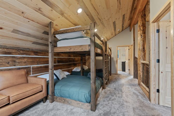 Madera y estaño - Loft / Dormitorio - 2 camas tamaño queen + 2 literas