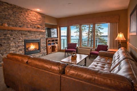 Lakefront Condo: Pool, Hot Tub, Deck, Fireplaces