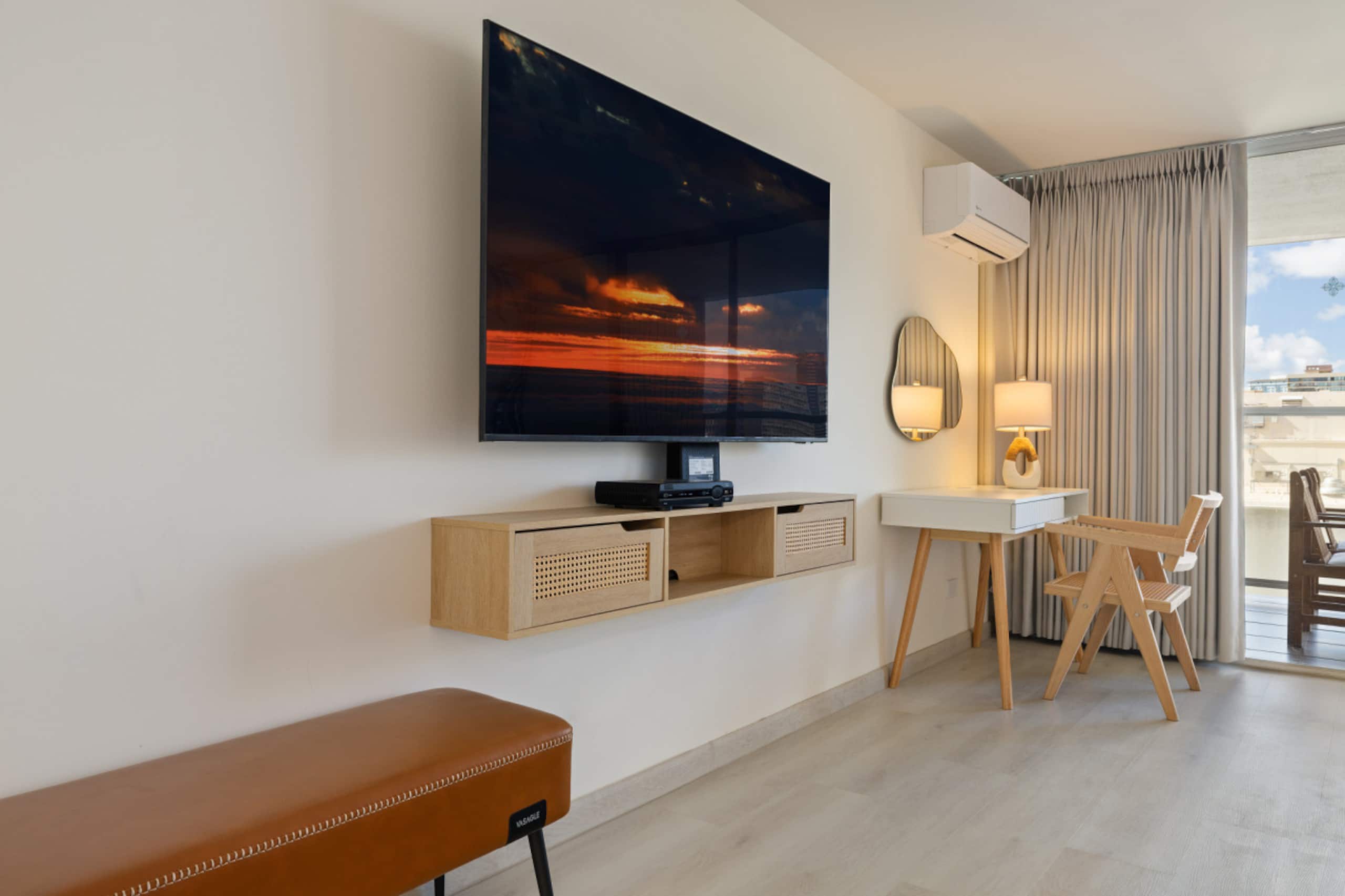 Condo in Honolulu · ★4.95 · 1 bedroom · 2 beds · 1 private bath - Image 8