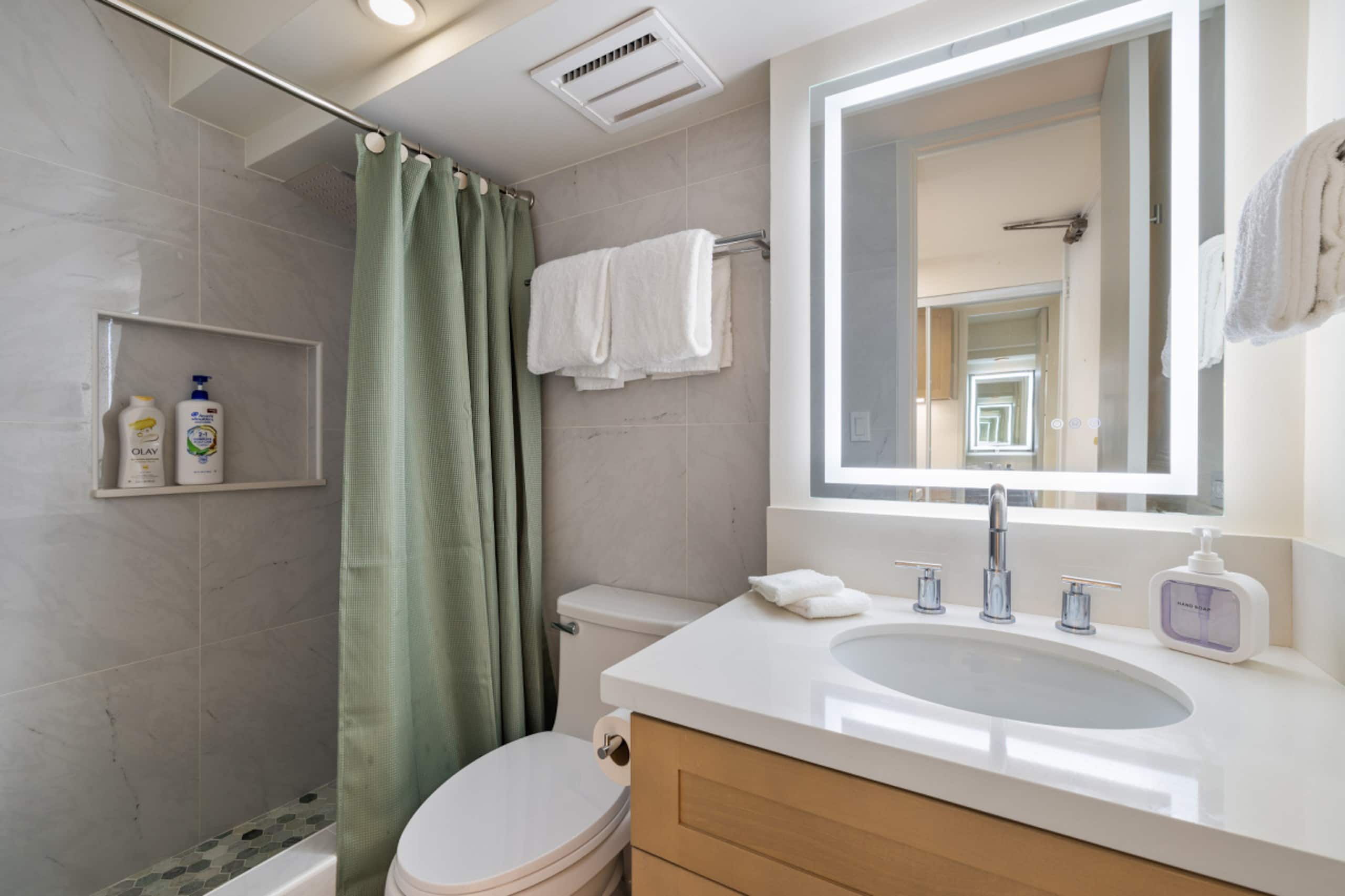Condo in Honolulu · ★4.95 · 1 bedroom · 2 beds · 1 private bath - Image 10