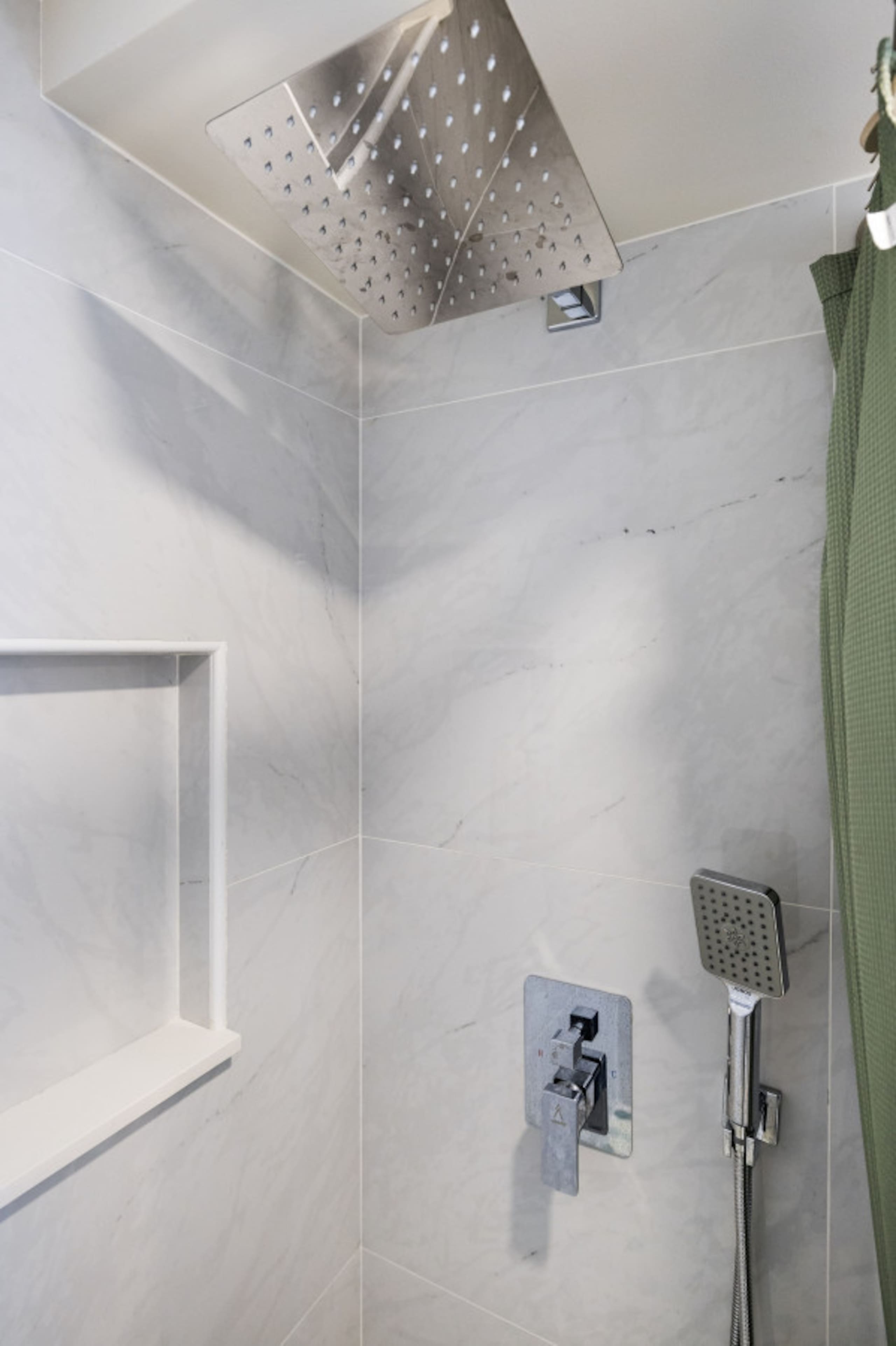 Condo in Honolulu · ★4.95 · 1 bedroom · 2 beds · 1 private bath - Image 11