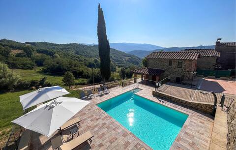 Cozy home in Castel Focognano with WiFi