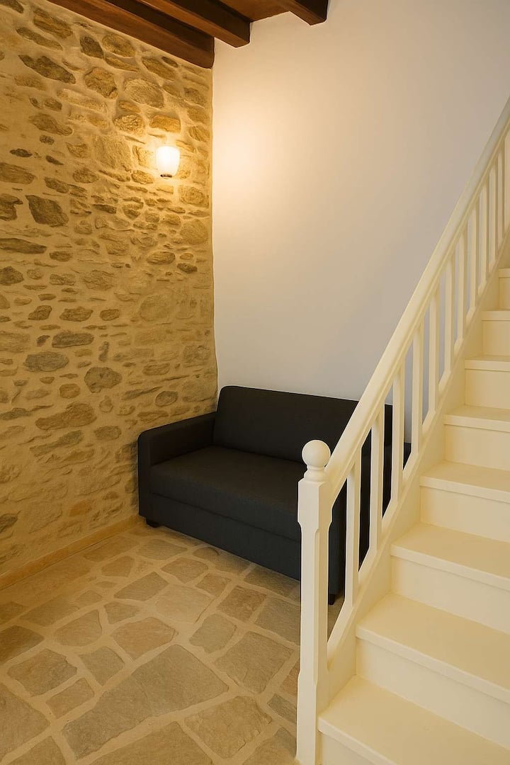 Dvojitá rozkladacia pohovka v obývačke – pohodlné sedenie, ktoré sa dá premeniť na priestor na spanie.