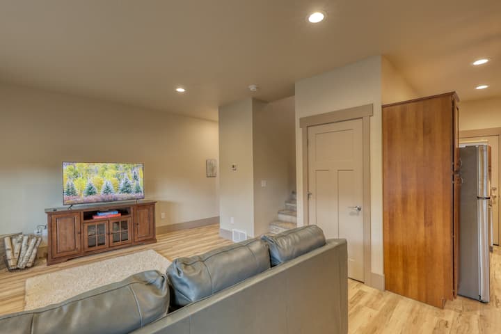 The Washington Condo ima dovoljno prostora za opuštanje.  Dvije spavaće sobe s vlastitim kupaonicama nalaze se na drugom katu.