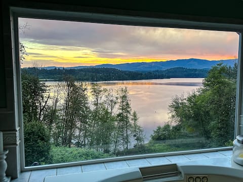 Mayfield Lake Waterfront Escape