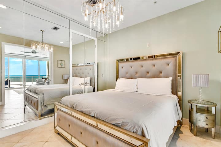 მთავარი საძინებელი, სადაც არის 183×224 სმ ზომის საწოლი და დამატებითი ბალიშები!  ისიამოვნეთ თქვენი საყვარელი სპორტითა და შოუებით 55‑ინჩიან ტელევიზორში!